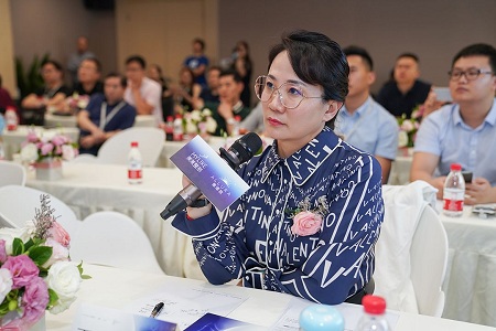 重慶美萊整形副院長王繼紅主持會議